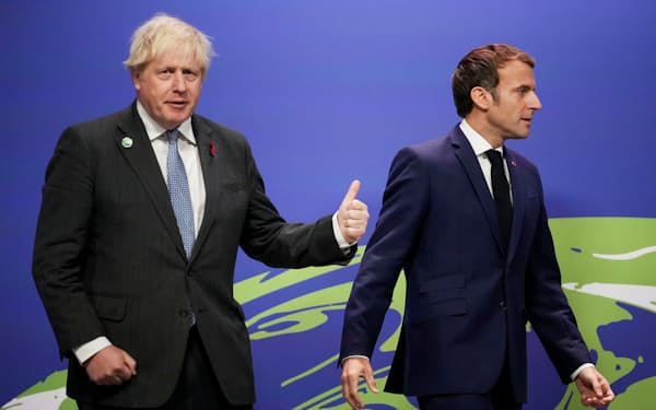 ジョンソン英首相（左）とマクロン仏大統領。足元の両国関係は「最悪」ともいわれる（写真は11月、英グラスゴー）=ロイター