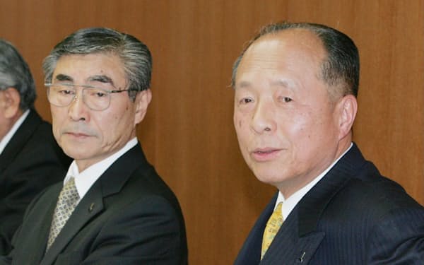 ４社合併の記者会見（2006年、左が花木氏、右は当時のオークマＨＤ社長の柏淳郎氏）