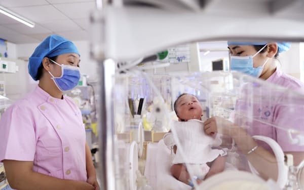 2021年の出生数は建国以来最少になるとの予測も（21年10月、湖南省の病院）＝共同