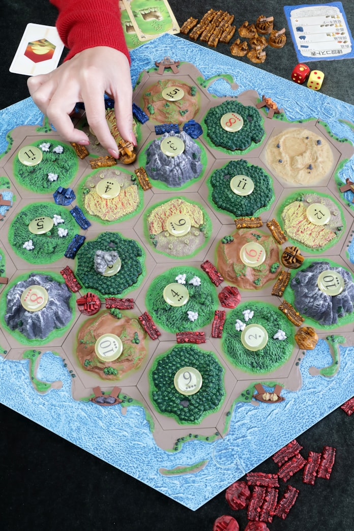 世界2位のボードゲーム カタン 生みの親が語る魅力 日本経済新聞 世界2位のボードゲーム カタン 生みの親が語る魅力 日本経済新聞