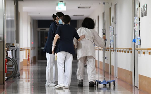 政府は看護師らの賃上げ方法を検討している
