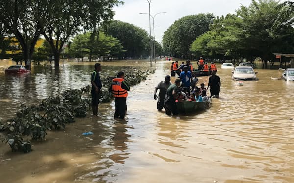 マレーシアでは豪雨による浸水被害が出ている（写真は20日の同国セランゴール州）=ロイター