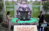 バンダイナムコグループは、ガンプラの廃材をリサイクルする活動を展開。その一環である「ガンダムR作戦 FINAL 2021」ではランナーで作った「1/1 ガンダムヘッド」を展示した