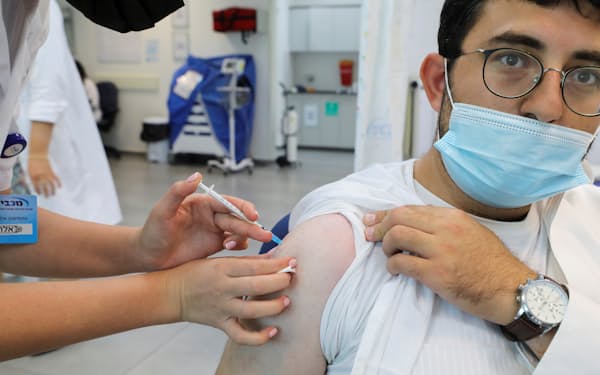 10月、イスラエル中部ベトシェメシュでワクチン接種を受ける男性＝ロイター