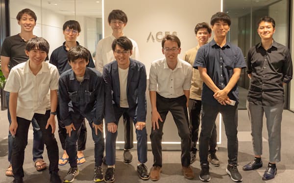起業クエストに参加した学生ら。松尾研の先輩起業家であるACESの田村代表㊨を訪ねた