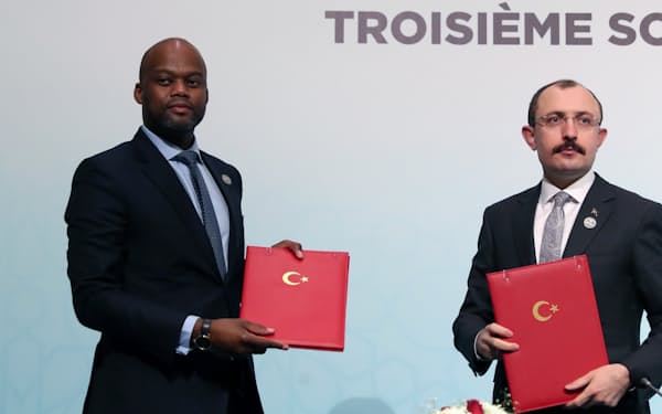 覚書を交わすアフリカ大陸自由貿易圏のメネ事務局長(左)とトルコのムシュ商務相(18日、イスタンブール)=アナトリア通信