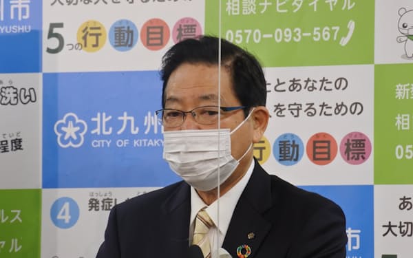 3回目のワクチン接種計画を発表する北九州市の北橋市長（22日、同市役所）