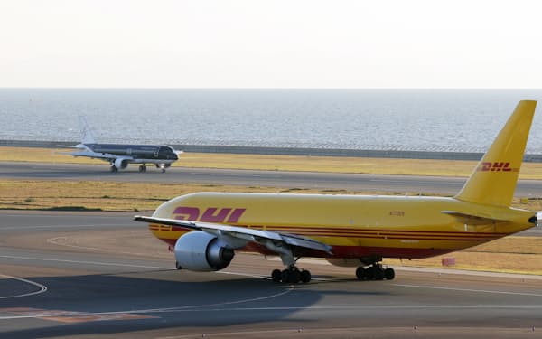 滑走路に向かう貨物機（手前）と着陸した旅客機（愛知県常滑市の中部国際空港）