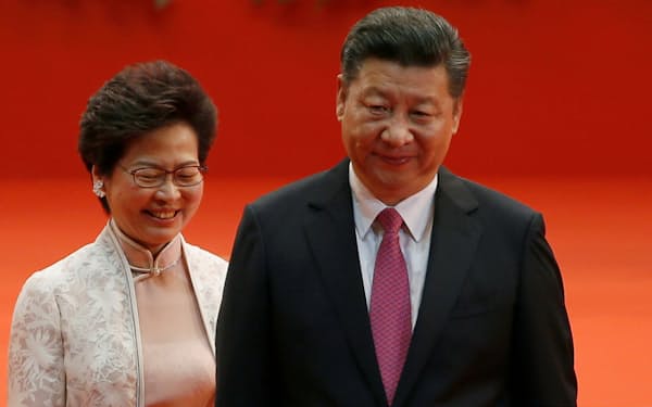 中国の習近平国家主席と香港政府トップの林鄭月娥行政長官＝ロイター