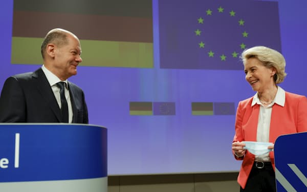 メルケル独首相の引退を受け、ショルツ新首相（左）が同じくドイツ出身のフォンデアライエン欧州委員長（右）をどこまで支えられるかがEUの行方を左右する（12月、ブリュッセル）=AP