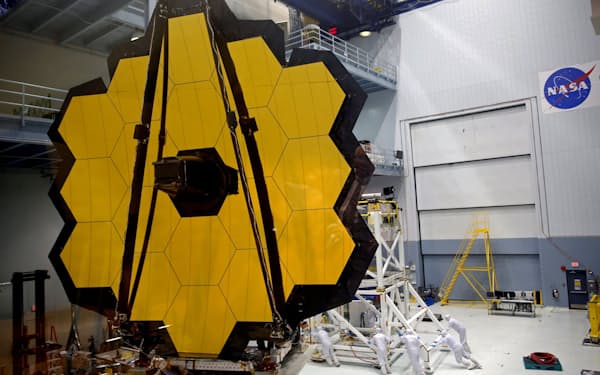 口径約6.5メートルのジェームズ・ウェッブ宇宙望遠鏡の主鏡は18枚の六角形の鏡を組み合わせたものだ＝ロイター