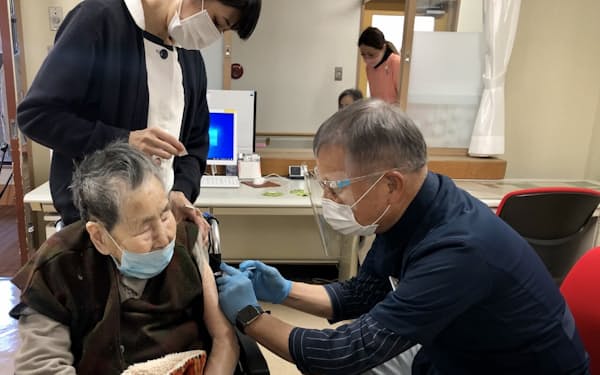 愛知県で高齢者の3回目接種が始まった（23日、豊田市内）