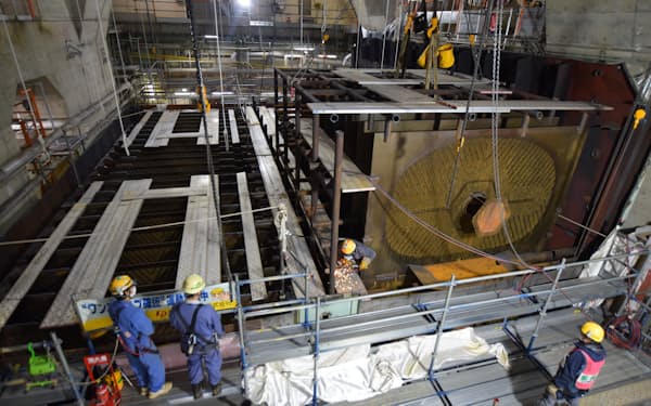 美浜原発1号機では発電に使った蒸気を水に戻す復水器の解体作業が進む(23日、福井県美浜町)