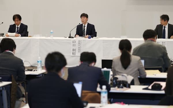 三菱電機の品質不正について記者会見するガバナンスレビュー委員会の山口利昭委員長㊥ら(23日、東京都千代田区)