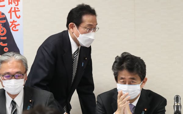 自民党憲法改正実現本部の会合に出席した岸田首相。右は安倍元首相（21日、党本部）