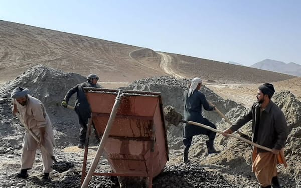 失職した旧アフガン政府高官らがアフガン北部で進めている金の採掘