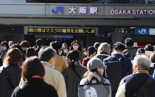 JR大阪駅前をマスク姿で行き交う人たち（23日午後、大阪市北区）