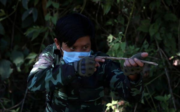 インドとの国境付近でミャンマー国軍に抵抗する民主派の武装組織のメンバー＝ロイター