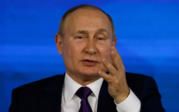 記者会見するロシアのプーチン大統領（23日、モスクワ）=ロイター
