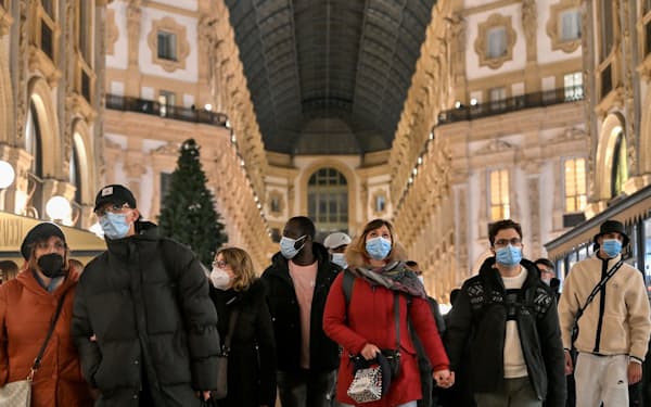 イタリアでは新型コロナの感染者が急速に増えている（１１月、ミラノ）＝ロイター