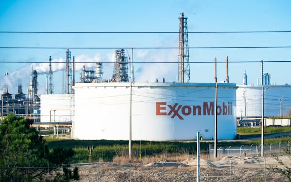 米南部テキサス州ヒューストン郊外にある石油大手エクソンモービルの製油所（２３日）＝ＡＰ