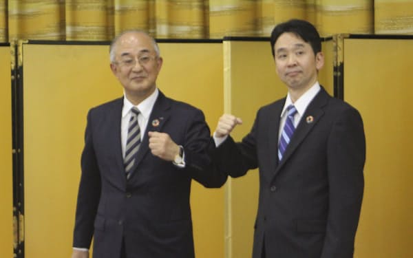 青森銀行の成田晋頭取㊧とみちのく銀行の藤沢貴之頭取