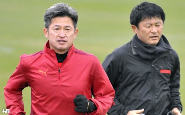  自主トレーニングするサッカー元日本代表の三浦知良(左)=22日、大阪府内