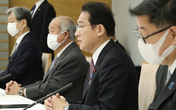 海上保安体制強化に関する関係閣僚会議で発言する岸田首相（24日午前、首相官邸）