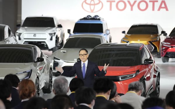 トヨタのEV戦略について説明する豊田章男社長。2030年までに4兆円規模の投資をすると発表した