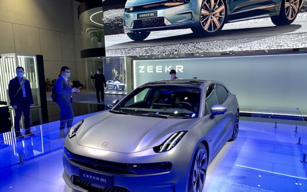 浙江吉利控股集団が米テスラ対抗を狙って展示した高級EV「ZEEKR」(上海自動車ショー、19日)