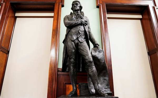 米ニューヨークの市庁舎に建っていたトーマス・ジェファーソン像（2021年10月）＝ロイター
