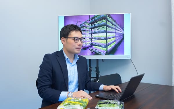 三菱ＵFJ行員の山崎さんは植物工場のスタートアップ企業で事業開発などに携わる

