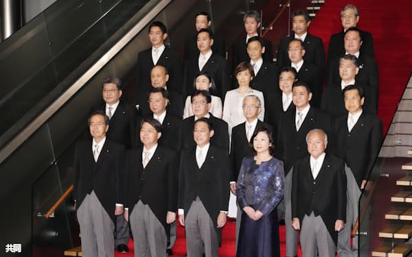  記念撮影をする岸田文雄首相(前列中央)と新たな内閣のメンバーら(11月、首相官邸)=共同