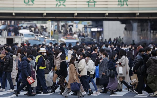 年末年始は人の動きが増え、オミクロン型の感染拡大が懸念される（24日午後、東京・渋谷）＝共同