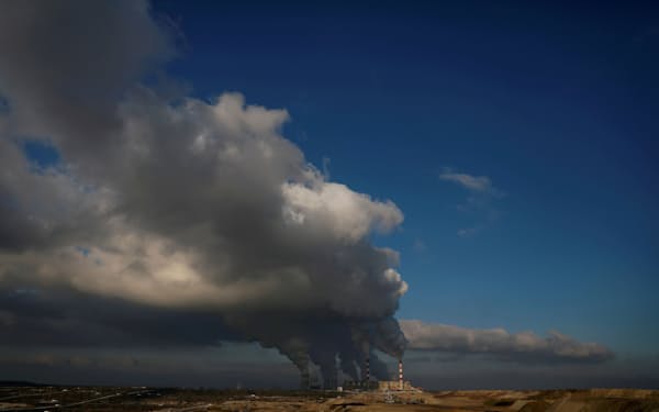 FILE PHOTO: Smoke and steam billows from Belchatow Power Station, Europe's largest coal-fired power plant operated by PGE Group, near Belchatow, Poland November 28, 2018. Picture taken November 28, 2018. REUTERS/Kacper Pempel/File Photo