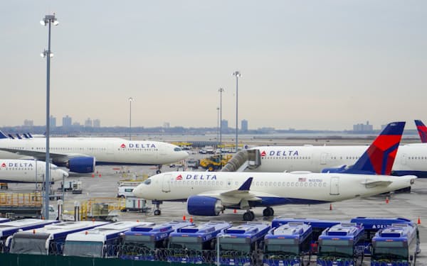 24日、米航空会社のフライトのキャンセルが相次いだ（ニューヨークの空港）＝ロイター