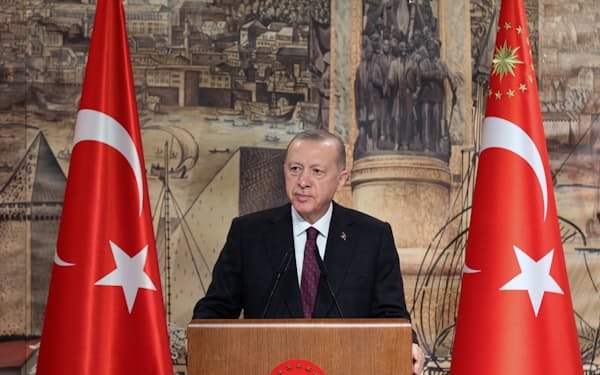 20日、経済政策について演説するエルドアン大統領（イスタンブール）=アナトリア通信