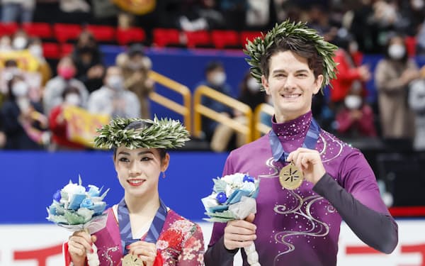 アイスダンスで優勝し、メダルを手にする小松原美里（左）、小松原尊組（25日、さいたまスーパーアリーナ）＝共同