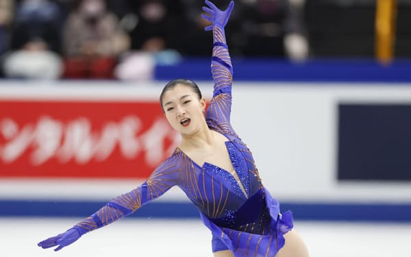 フィギュアスケートの全日本選手権女子フリーで演技する坂本花織。3年ぶり2度目の優勝を果たし、北京冬季五輪代表に決まった（25日、さいたま市のさいたまスーパーアリーナ）＝共同