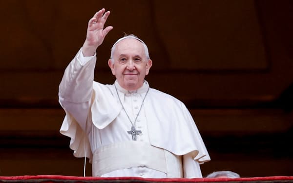 集まった信者らに手をふるローマ教皇フランシスコ（２５日、バチカン）＝ロイター