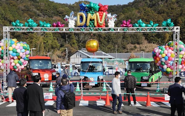 運行初日を迎えたDMVの車両（25日午前、徳島県海陽町）