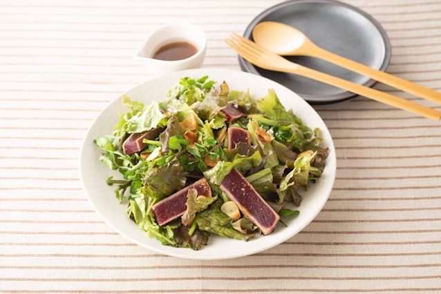 マグロの和風ステーキサラダ 相性いいワサビきかせて Nikkei Style マグロの和風ステーキサラダ 相性いいワサビきかせて Nikkei Style