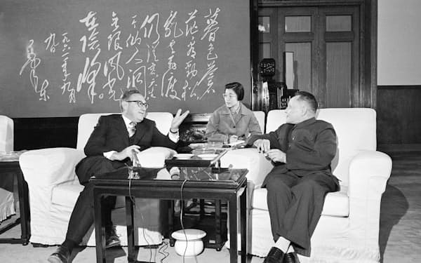 中国の台頭はその歴史からみれば驚くべきことではないという（1974年11月、北京でキッシンジャー米国務長官㊧と会談する鄧小平副首相）＝ＡＰ