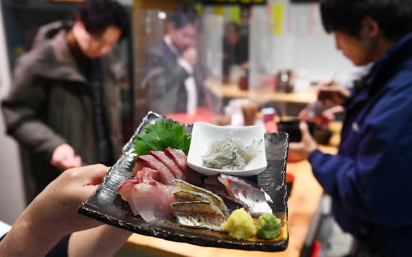 「羽田市場」で提供される未利用魚を使ったメニュー (21年12月16日、東京都中央区) 