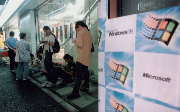 東京・秋葉原のラオックス ザ・コンピュータ館の前で午前零時の「ウィンドウズ９８」の販売開始を待つ人たち（１９９８年７月）
