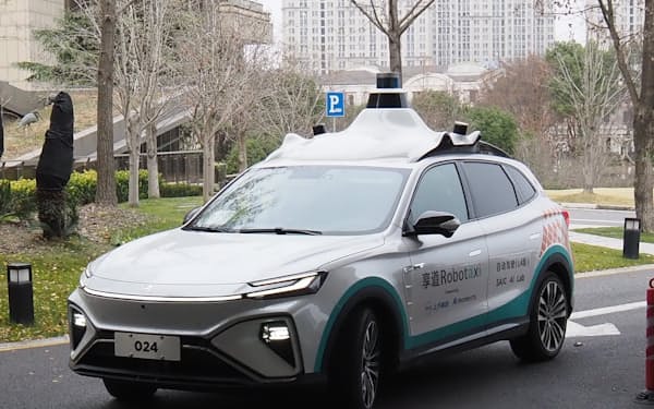 自動  運転タクシーは多数のカメラやセンサーで周囲の交通状況を把握する（2021年12月24日、中国・上海）