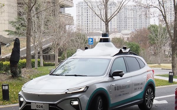 自動運転タクシーは多数のカメラやセンサーで周囲の交通状況を把握する(2021年12月24日、中国・上海)