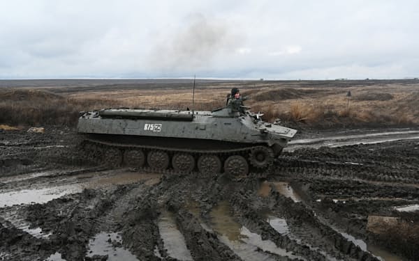 12月20日、ウクライナとの国境に近い地域で演習に参加したロシア軍装甲車＝ロイター