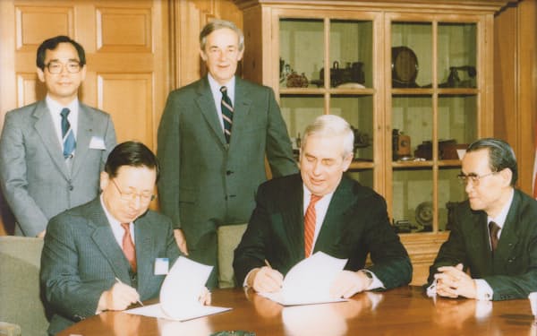 ミラクロン社との  調印式（前列左から父、ガイヤー会長）