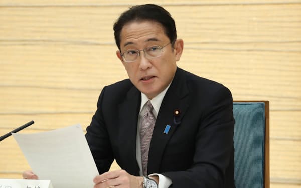 新しい資本主義実現会議の会合で発言する岸田首相(26日、首相官邸)